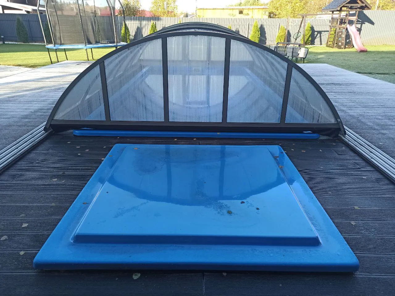 Бассейн с навесом — низкий ракурс