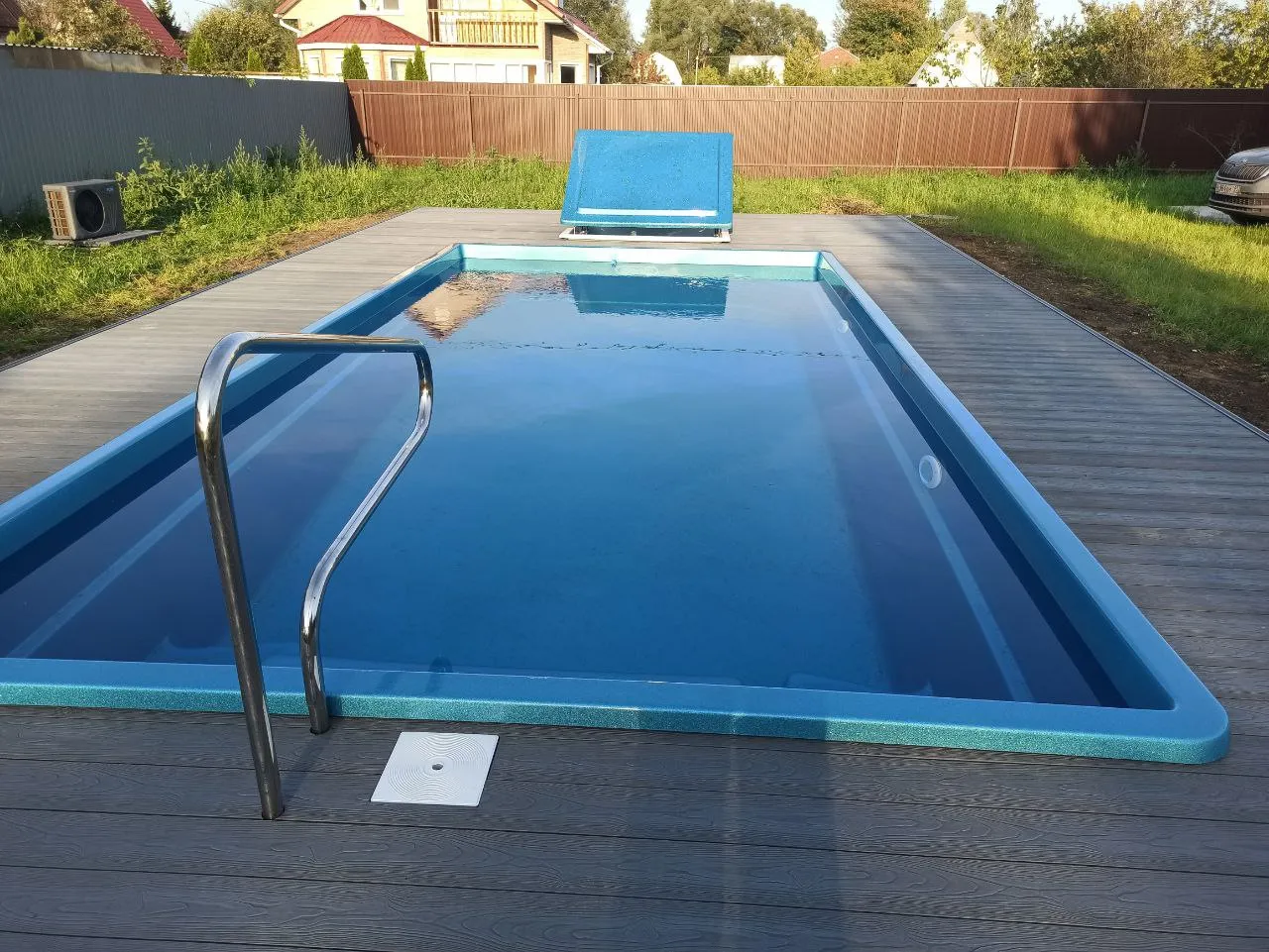 Бассейн с перилами и террасной доской